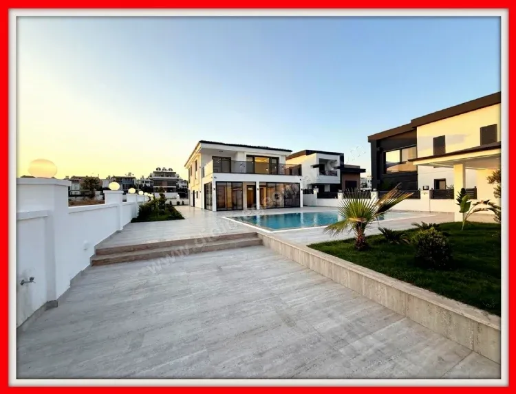 Didim'de 600 Metre Kare Arsa İçerisinde Satılık Beyaz Saray