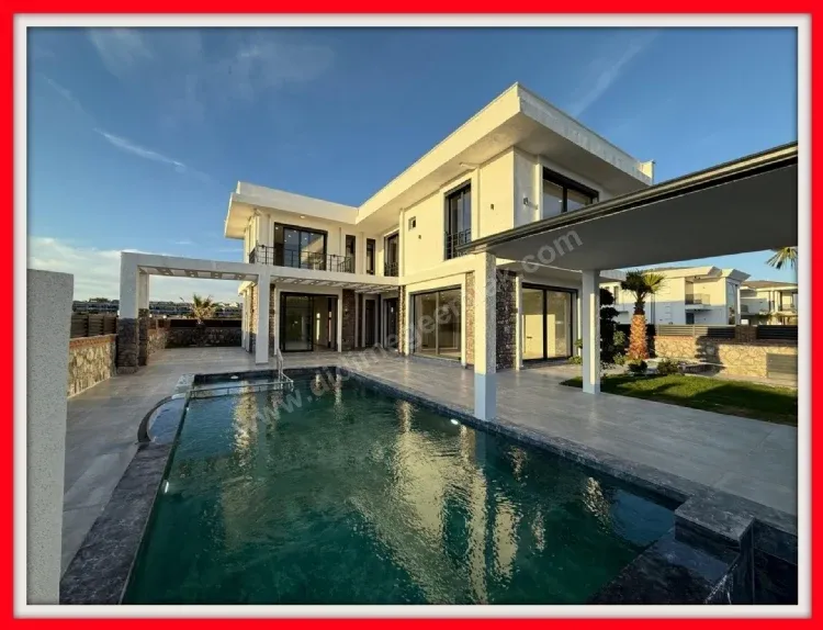 Didim'de 500 M2 Arsa Üzerinde  Satılık 4+1 Villa
