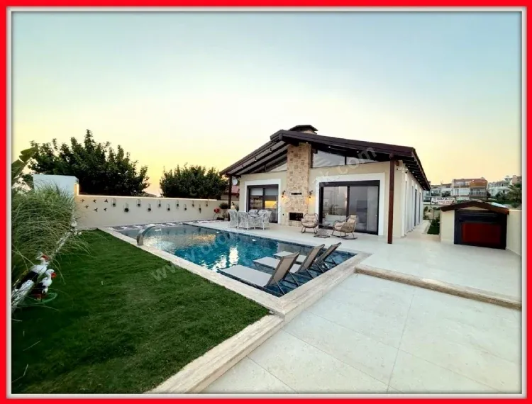 Didim'de Tek Katlı Çift Havuzlu 4+1 Eşyalı Villa